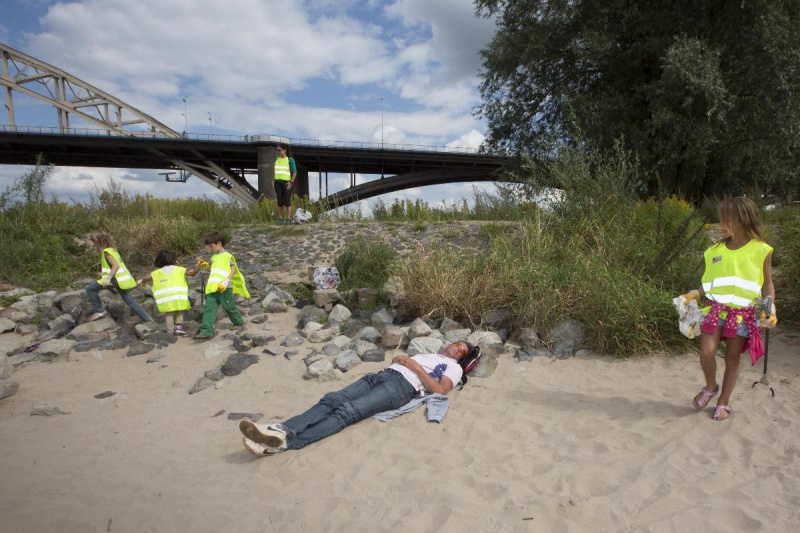 \"Nijmegen, 30-8-2012 . Kinderen van basischool Petrus Canisius maken als aanloop voor de KeepItCleanDayNijmegen op 21 september al het Waalstrandje bij de brug schoon\"