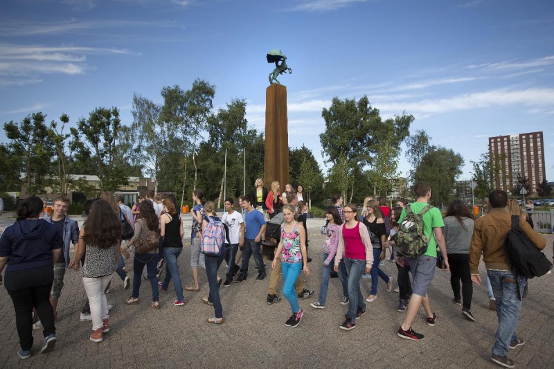 \"Nijmegen, 30-8-2012 . Kandinsky College,  Directeur Yolande Ulenaers en kunstenaar Ronald Tolman bij kunstwerk De Blauwe Ruiter op het schoolplein\"