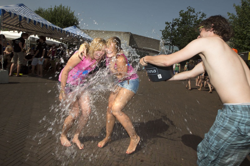 \"Nijmegen, 19-8-2012 . Duizenden eerstejaars studenten komen zondag aan in Nijmegen, ze schrijven zich in bij De Refter (de mensa) en verzamelen zich op campusterrein.\"