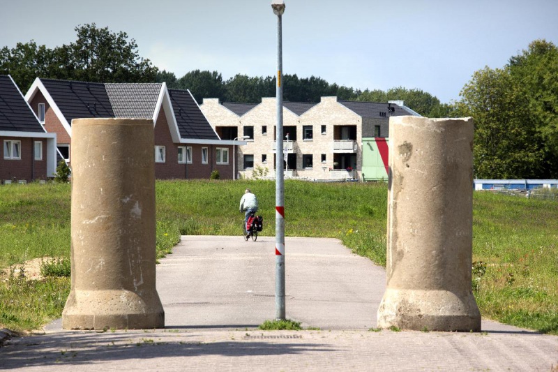 \"Ooij, 30-7-2012 . In Ooij wordt deel 2 van nieuwbouwwijk waarschijnlijk niet gebouwd. Dus graag foto van laatste nieuwbouw\"