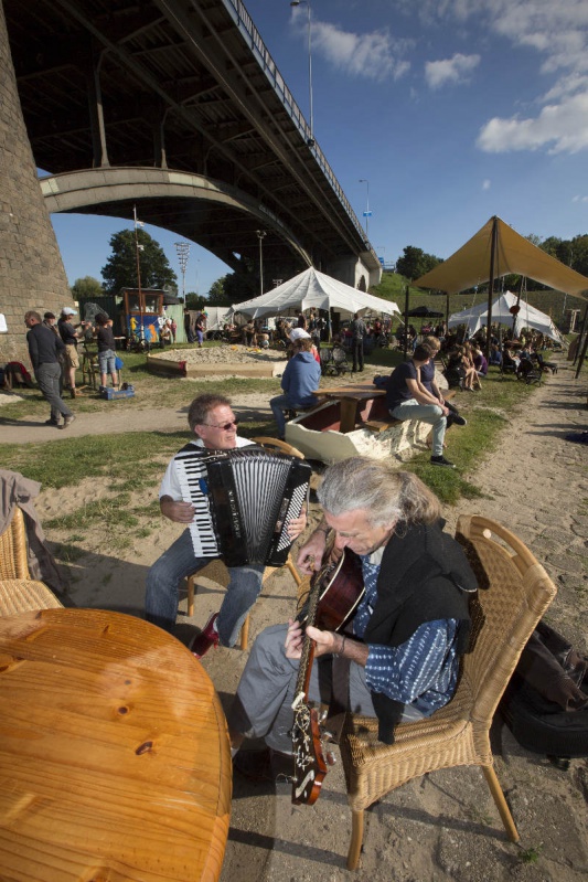 \"Nijmegen, 2-9-2012 . De Kaaij, cultureel terras aan de Waalkade.\"