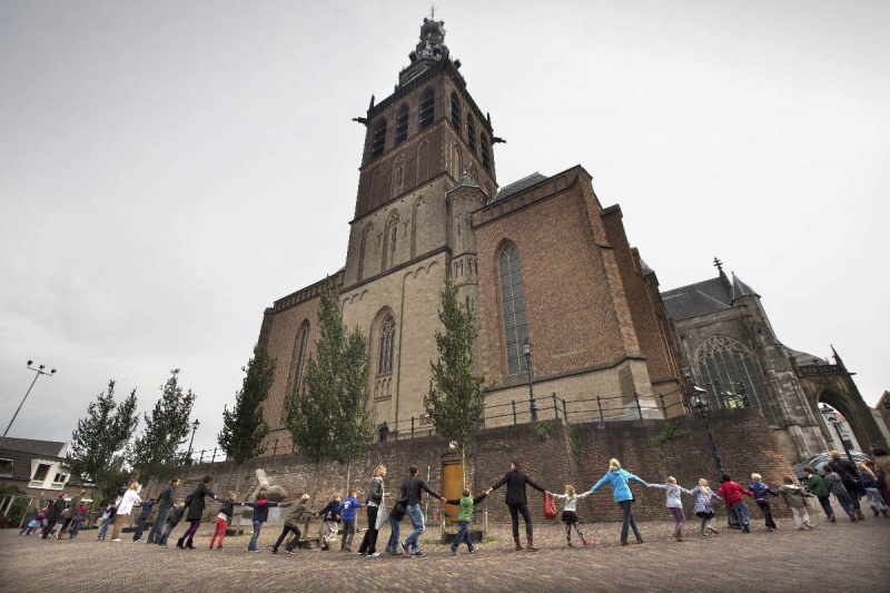 \"Nijmegen, 20-9-2012 . proef-omarming van de stevenskerk, leerlingen van de basisschool omarmen de stevenskerk als proef voor het 
grote knuffelmoment van de kerk op zaterdag\"