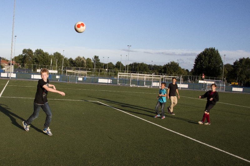 \"Wijchen, 18-9-2012 . sportende kinderen,  verhaal over de eigen bijdrage die de gemeente aan clubs wil vragen voor de renovatie van velden\"