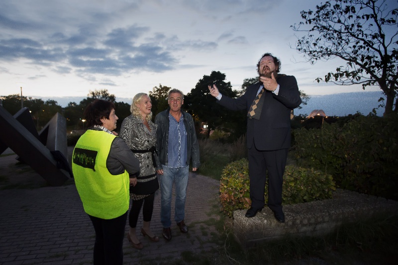 \"Nijmegen, 2-10-2012 . Stadswandeling in de nacht (start Belvoir Hotel) Voorproefje van nachtwandeling aankomend weekeinde. Hubert zingt\"