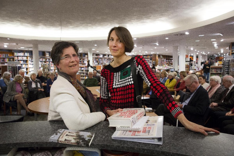 \"Nijmegen, 20-11-2012 . dgfoto:  Moeder Nelleke Wentges en dochter Pien van der Hoeven presenteren vanavond ieder een boek in boekhandel Selexyz / de Slegte\"