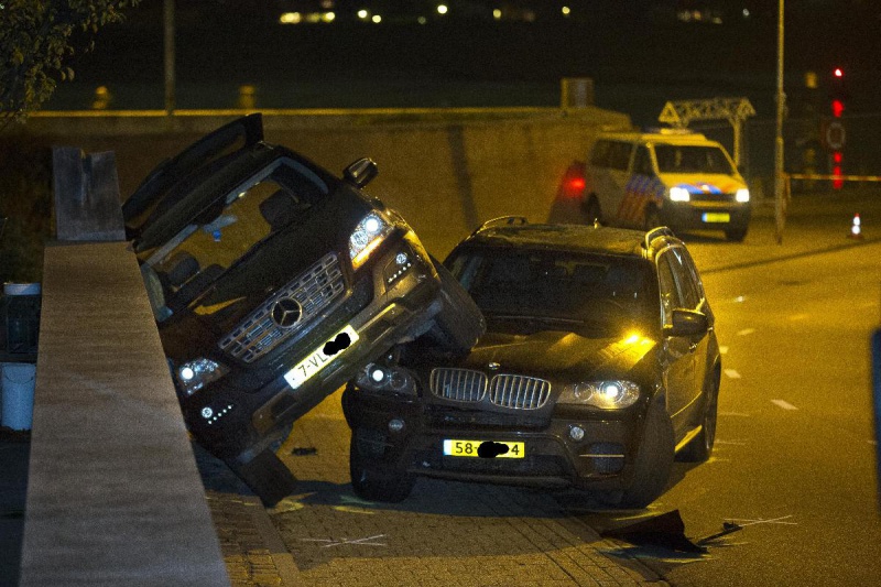 \"Nijmegen, 13-11-2012 . dgfoto:  Twee auto\'s op mekaar na achtervolging op Veemarkt. Arrestatieteam heeft auto klemgereden.\"