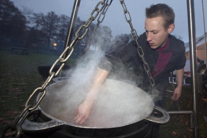 \"Hernen, 17-11-2012 .Koken op Hout met oa. Hans Kooijman bij kasteel Hernen.\"