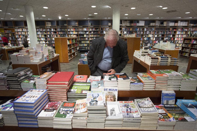 \"Nijmegen, 20-11-2012 . dgfoto:  Moeder Nelleke Wentges en dochter Pien van der Hoeven presenteren vanavond ieder een boek in boekhandel Selexyz / de Slegte\"