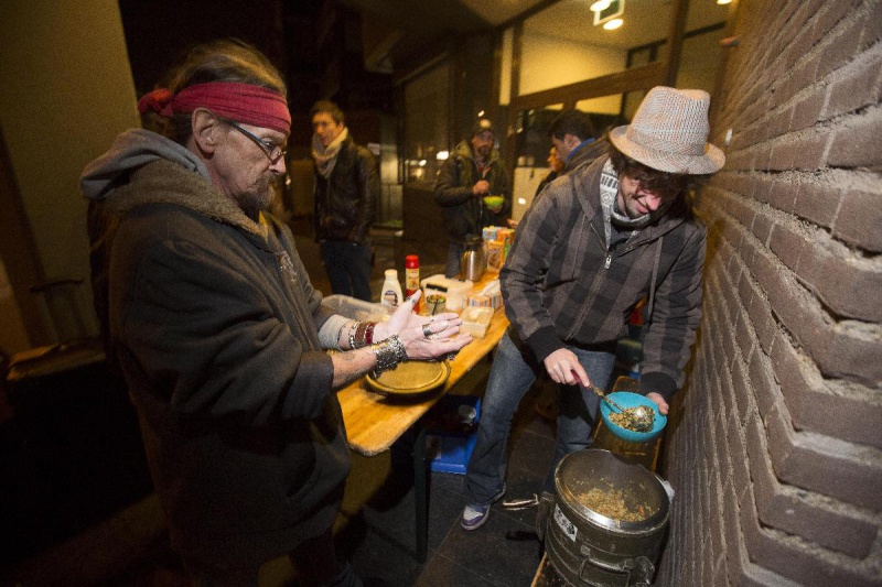 \"Nijmegen, 15-11-2012 . student Freek doet vrijwilligerswerk bij project dat zwervers te eten geeft. Vanuit de Onderbroek. Vox.\"