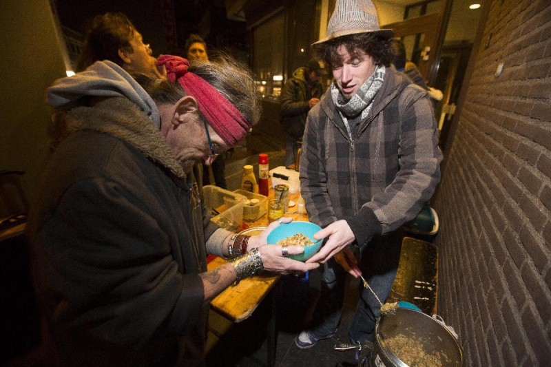 \"Nijmegen, 15-11-2012 . student Freek doet vrijwilligerswerk bij project dat zwervers te eten geeft. Vanuit de Onderbroek. Vox.\"