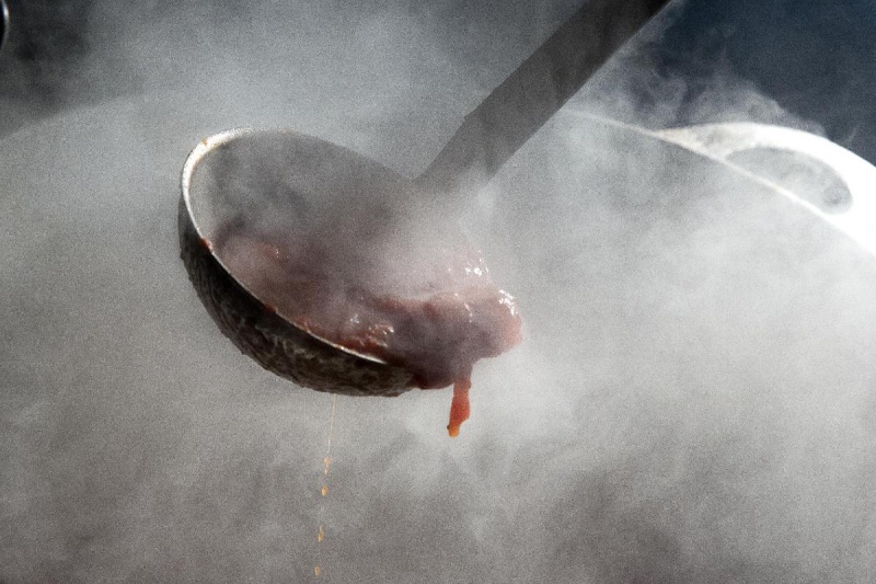 \"Hernen, 17-11-2012 .Koken op Hout met oa. Hans Kooijman bij kasteel Hernen.\"