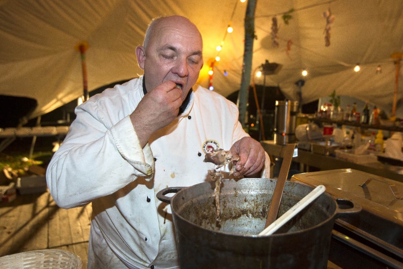 \"Hernen, 17-11-2012 .Koken op Hout met oa. Hans Kooijman bij kasteel Hernen.\"