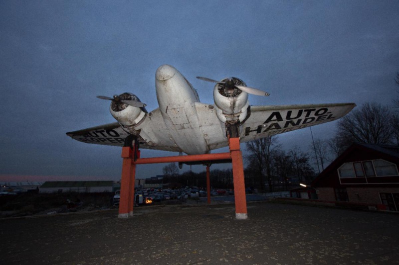 \"Nijmegen, 13-12-2012 . dgfoto:  Bij het bedrijf Kleyngeld staat een vliegtuig, een Beechcraft B18\"