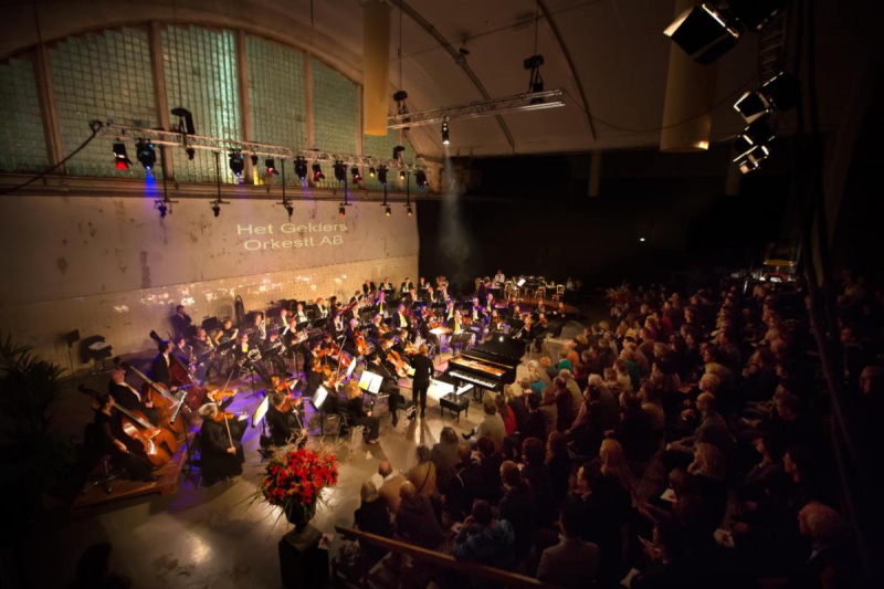 \"Nijmegen, 1-12-2012 . dgfoto:  Het Gelders Orkestlab in de Vasim met Benjamin Levy, dirigent, pianist Ralph van Raat, presentatie , Hans van den Boom.\"