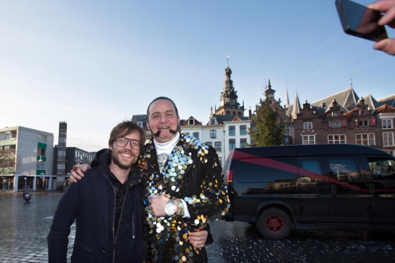 \"Nijmegen, 6-12-2012 . dgfoto:  Giel Beelen en Serious Request op de Grote Markt met Ronnie Ruisdael, mensen die van alles geven\"