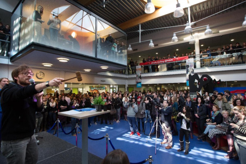 \"Nijmegen, 6-12-2012 . dgfoto:  Giel Beelen, Serious Request, Veiling op de HAN, Hogeschool met Haille Gebreselassie shirt voor 510 en staart van Susan... voor 420 Euro\"