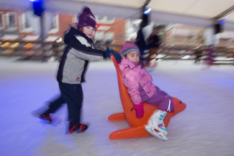 \"Nijmegen, 22-12-2012 . dgfoto:  Ijsbaan, schaatsbaan op Marienburgplein\"