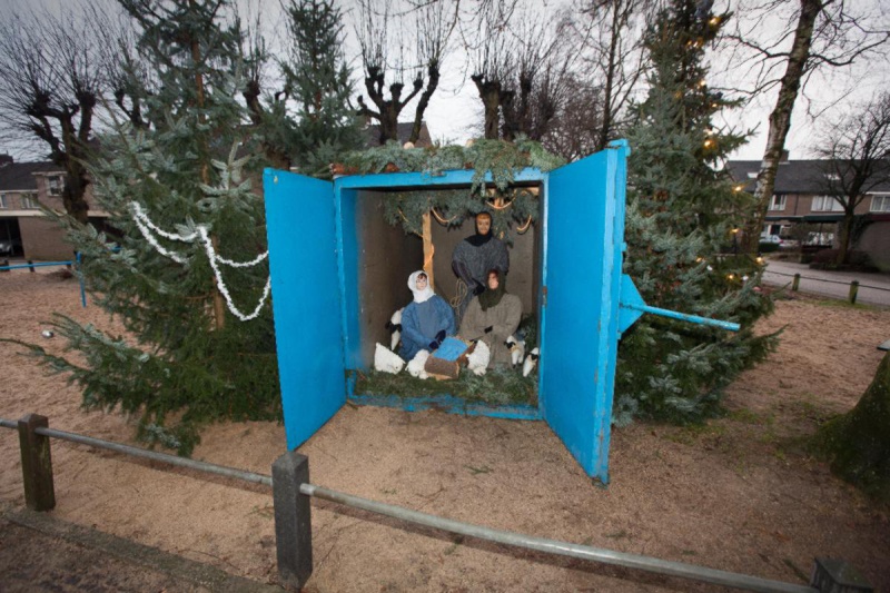 \"Groesbeek, 17-12-2012 .  Hufterproof, bomvrij, gecamoufleerde kerststal op  Lievensweg in container\"