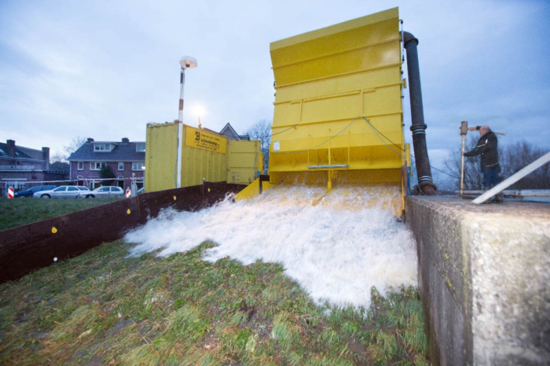 \"Testen van Erosiebestendigheid van gras, met groot geel gevaarte. Ooyse dijk, Schependom Nijmegen, 10-1-2013 . dgfoto.\"