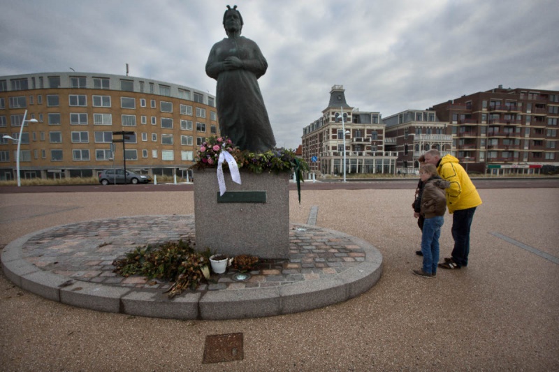 \"Bloemen bij de vissersvrouwmonument  in Scheveningen. Nijmegen, 18-2-2013 . dgfoto.\"