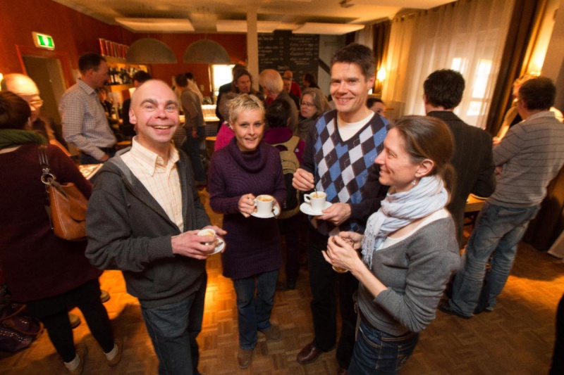\"Sfeerfoto van netwerkbijeenkomst Open Coffee met Dukenburgse ondernemers. In ieder geval op foto: Michiel Klaarwater (oprichter en organisator en kortharig...). . Nijmegen, 21-2-2013 . dgfoto.\"