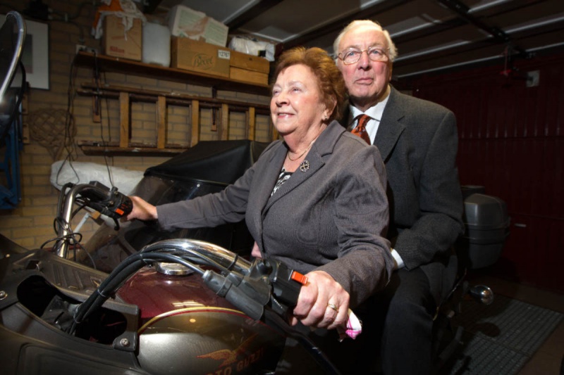 \"60-jarig bruidspaar Spruijtenburg, zij rijden nog steeds motor. Nijmegen, 17-1-2013 . dgfoto.\"
