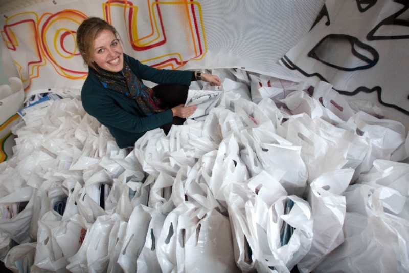 \"Zakken vol afvalmateriaal, onder andere oude Vierdaagsefeestenbanieren, die worden gebruikt voor tassenproject, Op foto ook Madelon Kersten van ACBN. Nijmegen, 14-1-2013 . dgfoto.\"