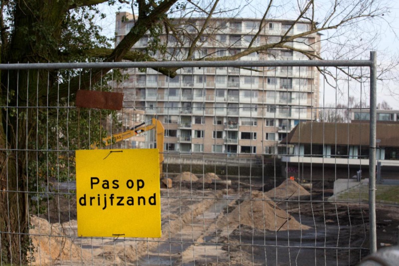 \"Bord: \"pas op Drijfzand\" bij vijver Oud Burgeren Gasthuis aan de Molukkenstraat die leeggepomptis en gereinigd wordt.. Nijmegen, 18-2-2013 . dgfoto.\"