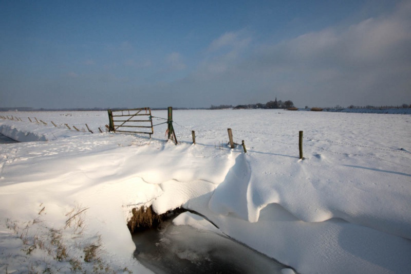 \"Winterse plaatjes uit de Ooij met schaatsers en kerkje van Persingen en sneeuw. Nijmegen, 24-1-2013 . dgfoto.\"