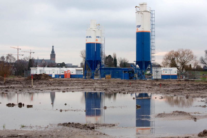 \"Waalsprong, scenes van de Bemmelsedijk en Griftdijk. planken om bomen, cementsilo en kraanwerkzaamheden. Nijmegen, 10-1-2013 . dgfoto.\"