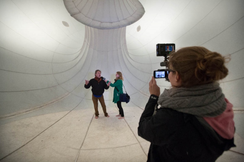 \"Kunstnacht. Nijmegen, Valkhofmuseum en opblaas ding met Vincent en Diederik Grootjans en Cyriel. Nijmegen, 22-1-2013 . dgfoto.\"