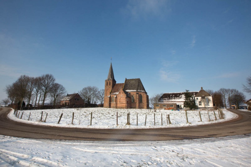 \"Winterse plaatjes uit de Ooij met schaatsers en kerkje van Persingen en sneeuw. Nijmegen, 24-1-2013 . dgfoto.\"