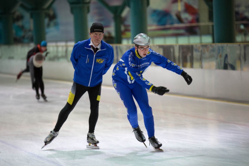 \"Daan van Hooydonk, hij is geestelijk gehandicapt en doet aan shorttrack (schaatsen). Volgende week gaat hij naar Zuid-Korea om daar deel te nemen aan de Olympische Winterspelen voor gehandicapten.Trainer op de achtergrond Nijmegen, 15-1-2013 . dgfoto.\"
