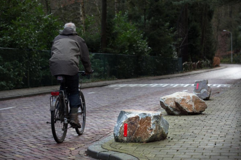 \"Berg en Dal, Keien op trottoir om parkeren tegen te gaan., 30-1-2013 . dgfoto.\"