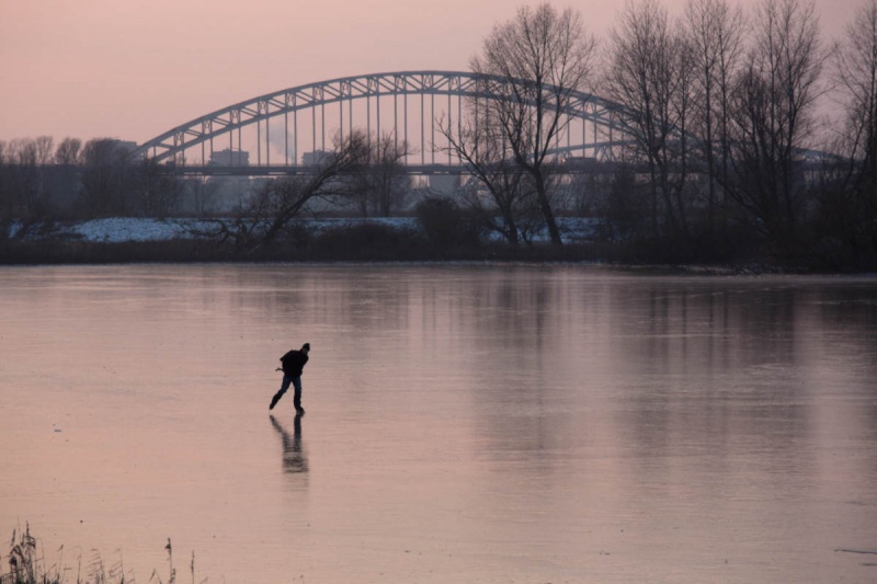 \"Eerste schaatsers dit seizoen op natuurijs in Nijmegen. Vooraan Ooij.. Nijmegen, 19-1-2013 .\"