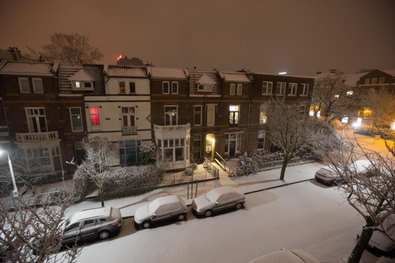 \"Nachtelijk uitzicht op Regentessestraat met verse sneeuw. Nijmegen, 3-3-2013 . dgfoto.\"