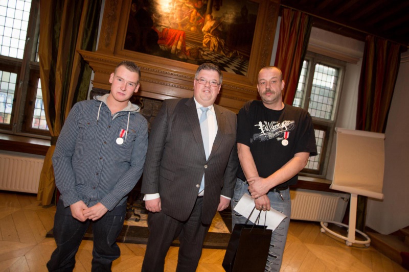 \"De heer P. van Mierle (23) en de heer J. Weidijk (39) ontvangen op 26 februari de bronzen heldenmedaille van de Stichting Carnegie Heldenfonds en een loffelijk getuigschrift als bewijs van moedig gedrag. Zij krijgen deze medaille omdat ze op 4 oktober 2012 met gevaar voor eigen leven een drenkelinge uit de Waal bij Nijmegen hebben gered.. Nijmegen, 26-2-2013 . dgfoto.\"