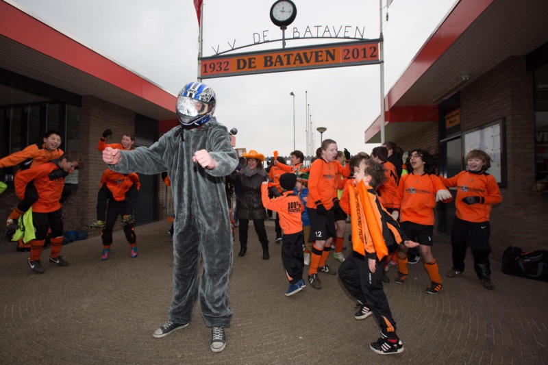 \"voetbalvereniging Bataven neemt een videoclip op: jeugdleden doen de Harlem Shake, een populair dansje om betrokkenheid bij de vereniging te vergroten. Bemmel, 23-2-2013 . dgfoto.\"