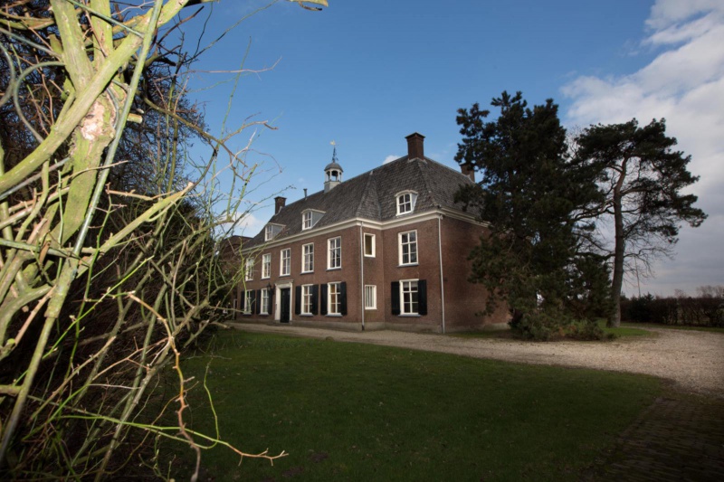 \"historische wandeling. Die begint om 14 uur bij het beeld van Knilles op het Kerkplein en huize  Mellard en de Mellardstraat. Valburg, 17-3-2013 . dgfoto.\"