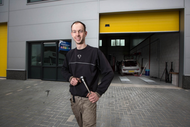 \"Dave Albers, eigenaar van autogarage Ooij, in of bij zijn garage. De foto is bedoeld voor de bijlage, de ondernemer, 7-3-2013 . dgfoto.\"