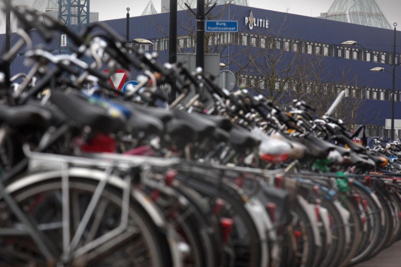 \"fietsenstalling voor het cafe in Metterswane. Daar staat een lokfiets tussen. Nijmegen, 28-2-2013 . dgfoto.\"