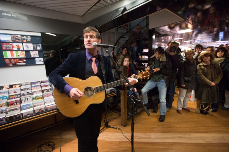 \"Huub van der Lubbe speelt in winkel Kroese. Nijmegen, 11-3-2013 . dgfoto.\"