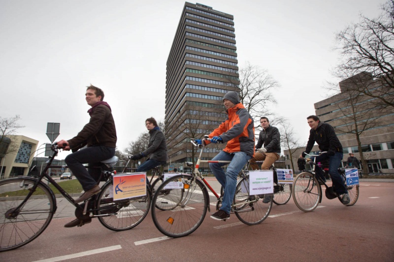 \"studenten kunnen zakcentje verdienen door in aantal dagen hoeveelheid kilometers af te leggen in stad en omgeving; dat doen ze door op hun fiets reclame te maken voor een bedrijf/instantie
project van student kees reusen heet betaald fietsen, locatie rotonde bij erasmusgebouw
. Nijmegen, 13-3-2013 . dgfoto.\"