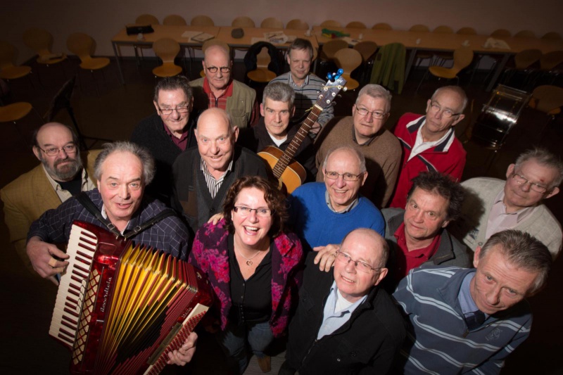 \"Sylvia Becker met \'haar\' mannen: tien koorleden van de Hofbrouwers, plus accordeonist en gitarist. Gelegenheidsband genaamd Thea Tralala en de Bekenezen doet mee aan voorronde Dag van het Levenslied. Nijmegen, 26-3-2013 . dgfoto.\"