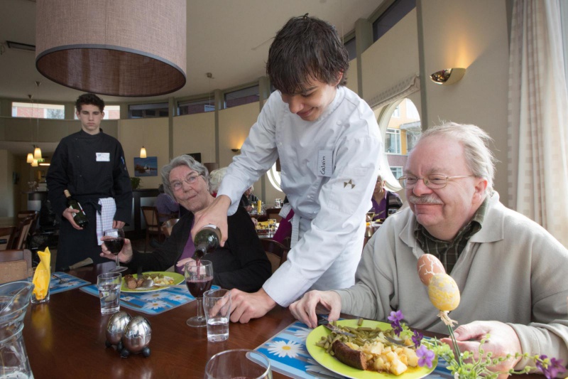 \"Middelbare scholieren van het Kandinsky college in Molenhoek koken voor ouderen. Een idee van Stichting Tante Lenie. Nijmegen, 25-3-2013 . dgfoto.\"