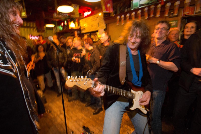 \"Tribute in Oost te cafe Jos. In oost worden in 9 cafes optredens gegeven door tributebands. In cafe Jos staat Purple Strangers die het repertoire van Deep Purple vertolken.
. Nijmegen, 24-2-2013 . dgfoto.\"