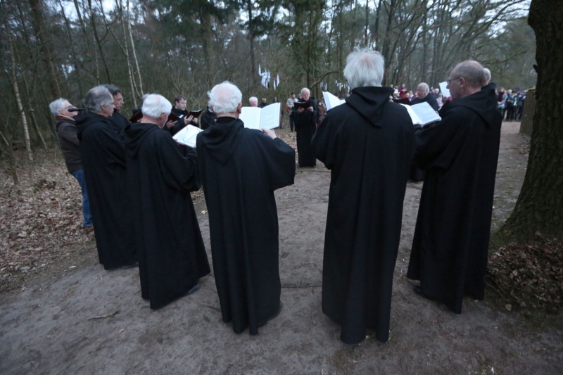 \"Nijmeegse monnikenkoor trekt bij zonsopgang (7.04) door de bossen van Sint Walrick naar de kasteelruine. Nijmegen, 6-4-2013 . dgfoto.\"