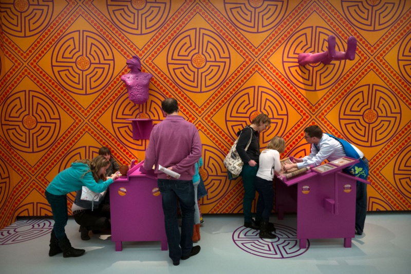 \"Natinaal museumweekeinde, Valkhofmuseum, Mensen verkleden zich in 18de eeuwse stijl. Nijmegen, 7-4-2013 . dgfoto.\"