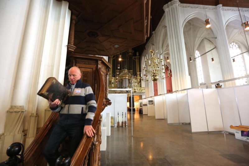 \"In de St. Stevenskerk wordt momenteel de Kunstraffinaderij XL De bijbel wordt veilig gesteld. Nijmegen, 4-4-2013 . dgfoto.\"