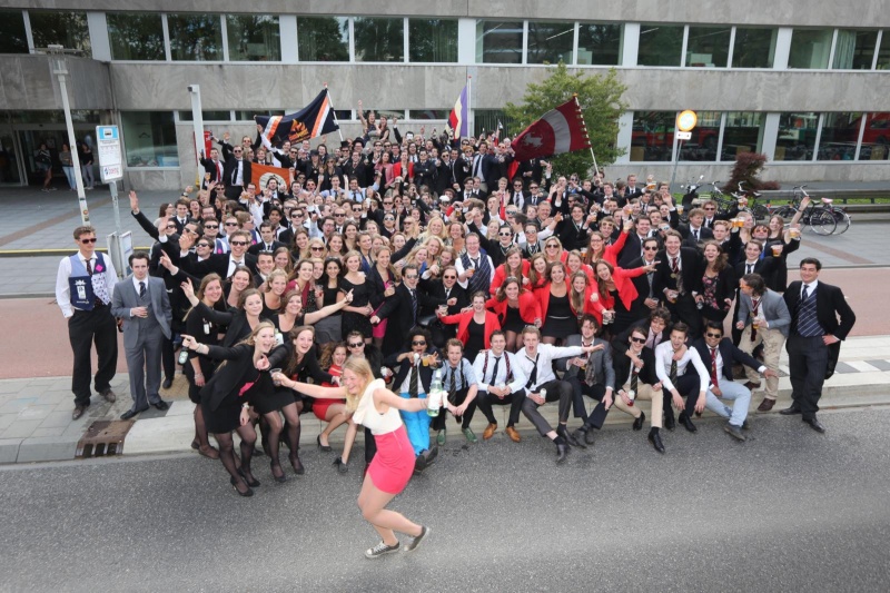 studentenvereniging Carolus Magnus. Ze bestaat 85 jaar. En daarom rijdt ze vanaf 14.00 vanaf de Wedren met allemaal oude en open vehikels door de stad. De heren in jacquet en hoge hoed en vrouwen in mantelpakjes. Nijmegen, 9-5-2013 . dgfoto.